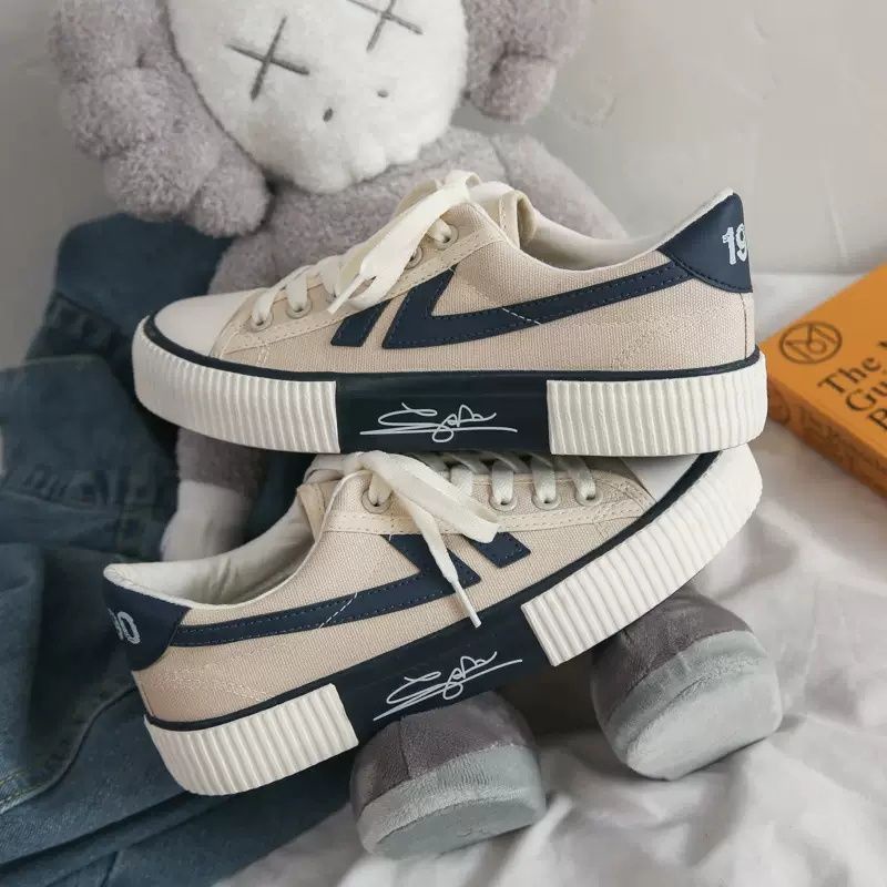 Sepatu Sneakers Kanvas Wanita Bertali AL05-8