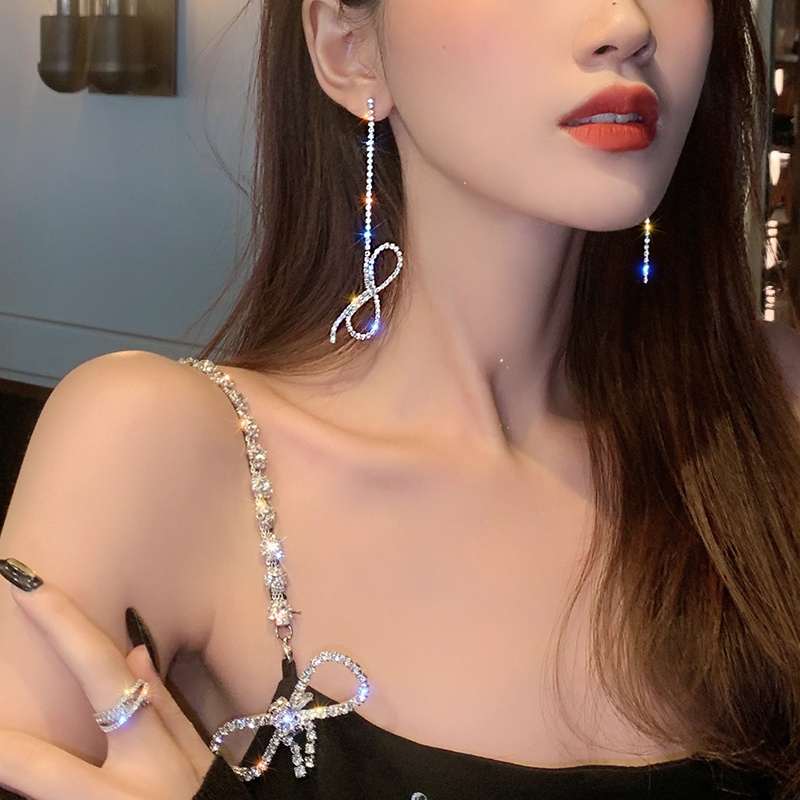 Anting Tusuk Gantung Asimetris Desain Pita Hias Berlian Gaya Jepang / Korea / Elegan / Trendy Untuk Wanita