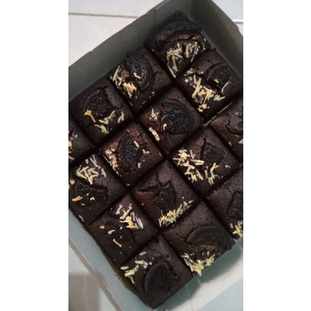 

fudgy brownies (dark)