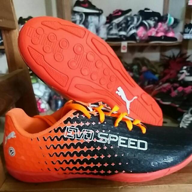 Sepatu futsal puma