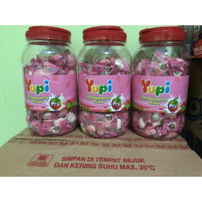 

Yupi Strawberry Kiss Toples Isi 125 Butir