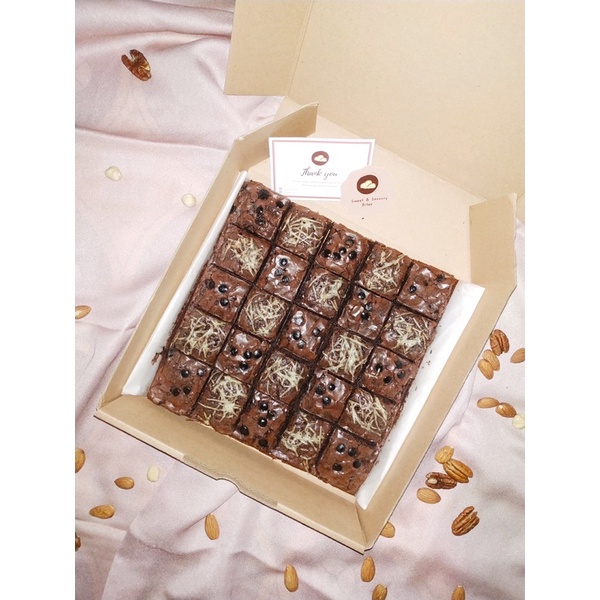 

Fudgy Brownies 21x21x5cm