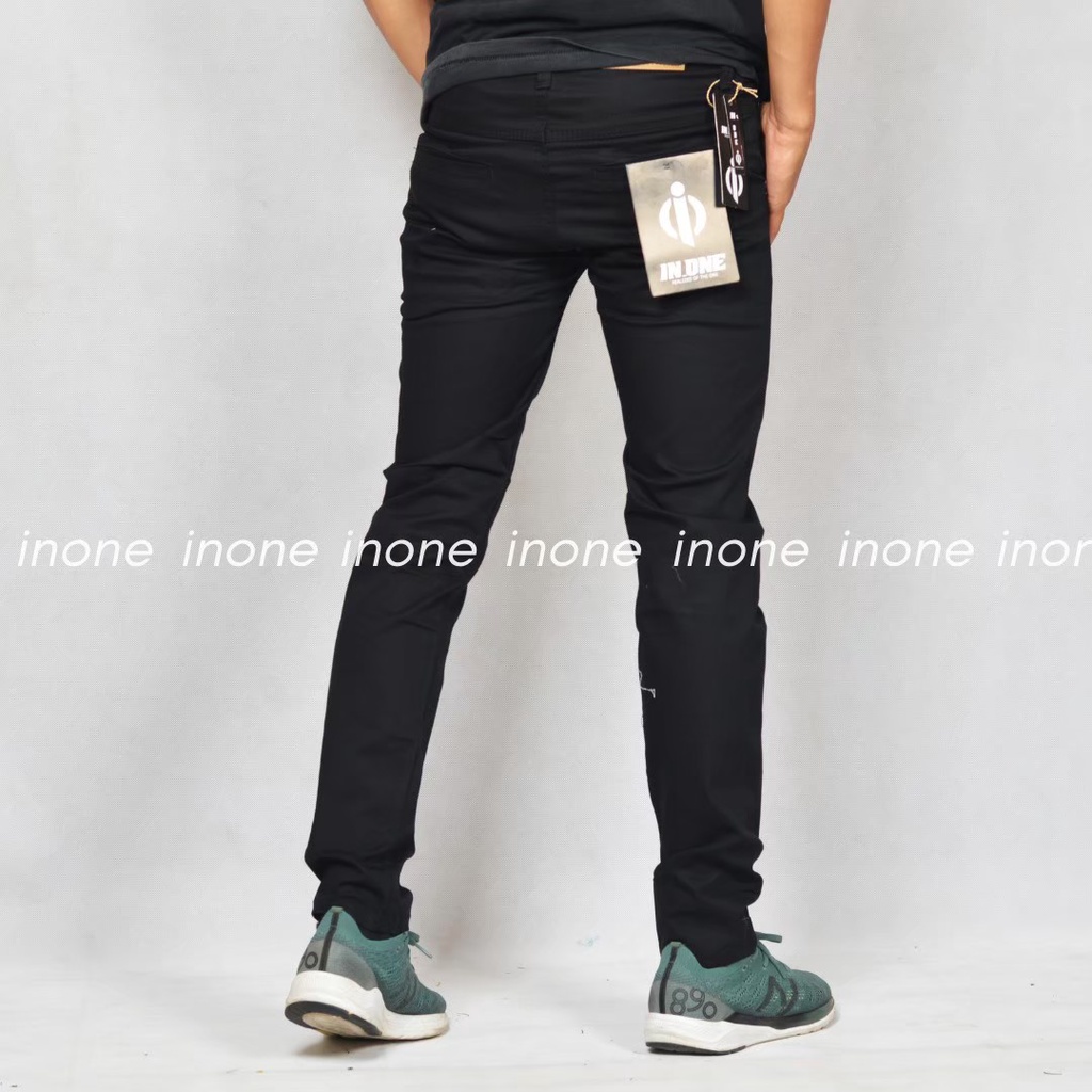 Suke Chino Pants Pria Slim Fit Black