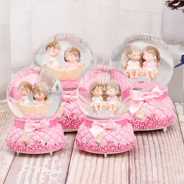 

NY Store Salju Otomatis Jumbo Couple Bench / Boat Pink Crystall Snowball Sweet Pasangan Romantis