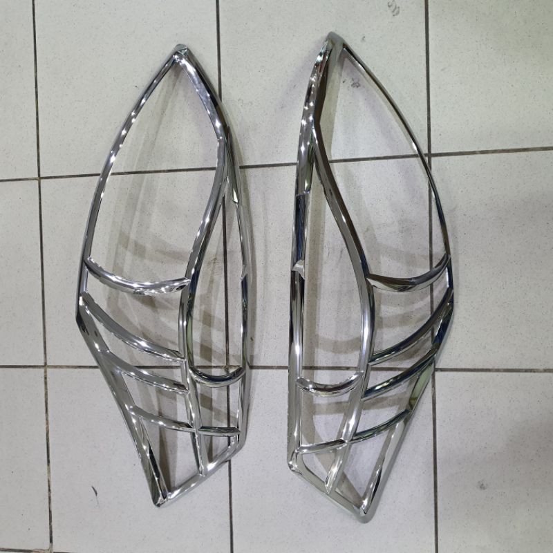 Garnish lampu chrome lampu depan Ertiga lama 2013-2017.