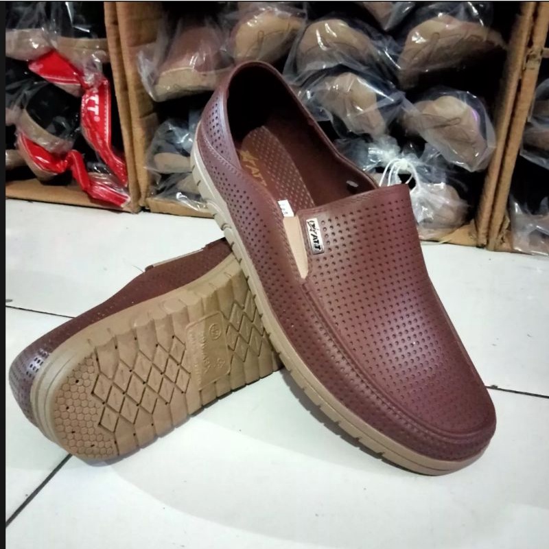 sepatu pria terlaris terbuat dari bahan karet pul.