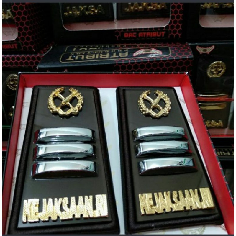 

Exclusive Pangkat Kejaksaan RI Gol 2c Dasar Akrilik Dan Logam Timbul