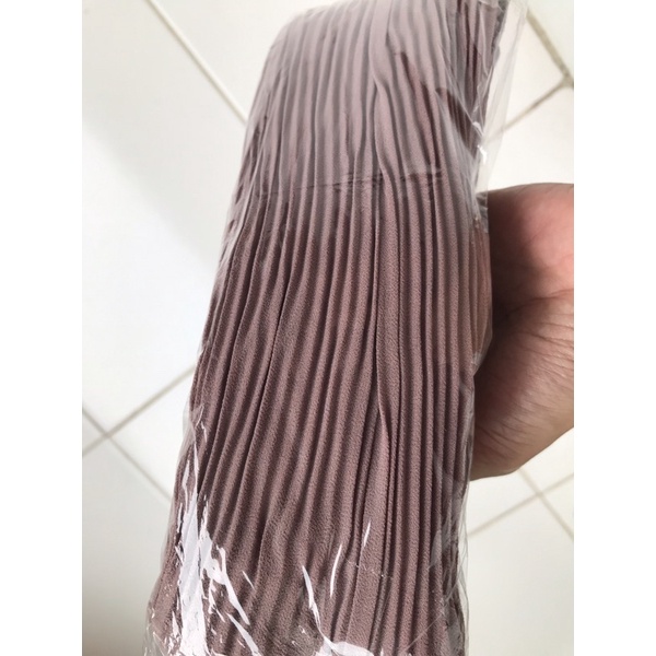 Hijab Pasmina plisket premium / Pasmina Plisket lidi / Pasmina pleated shawl / Pashmina plisket Tanpa Garis Tengah-Nude prem (75x180cm)