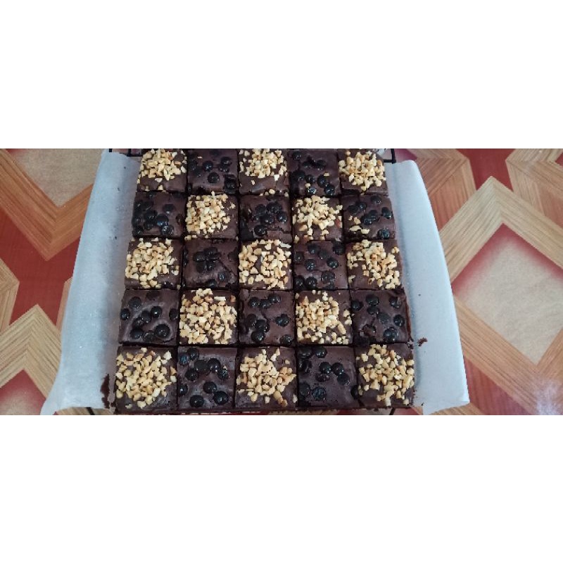 

BROWNIES PANGGANG SEKAT/FUDGY BROWNIES TOPING KACANG DAN CHOCOCHIP