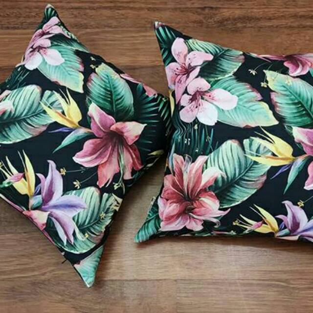 sarung bantal sofa / sarung bantal kursi motif bunga ungu