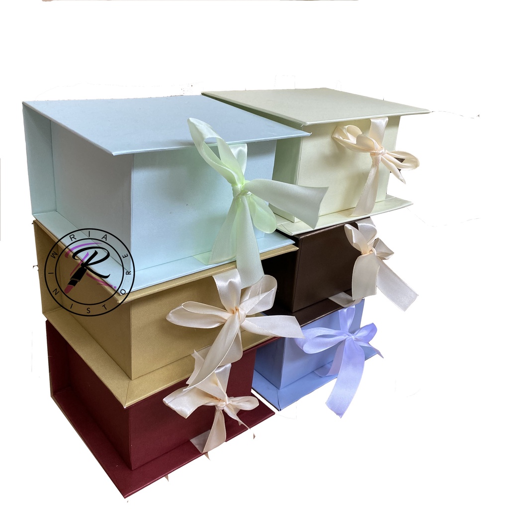 

Gift Box Hampers Hard box Buku