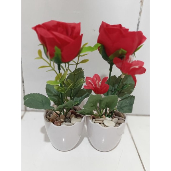 Bunga mawar/bunga mawar plastik/bunga plastik/bunga imitasi/bunga palsu/mawar merah/tanaman artificial/tanaman palsu/tanaman plastik/tanaman imitasi/mawar imitasi