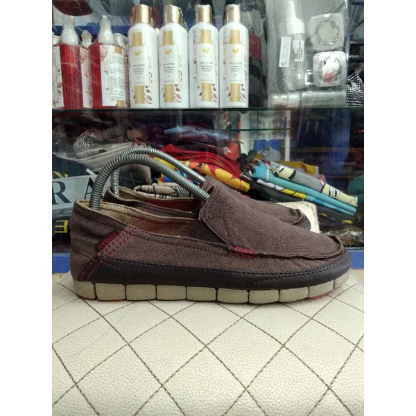 Crocs slip on coklat