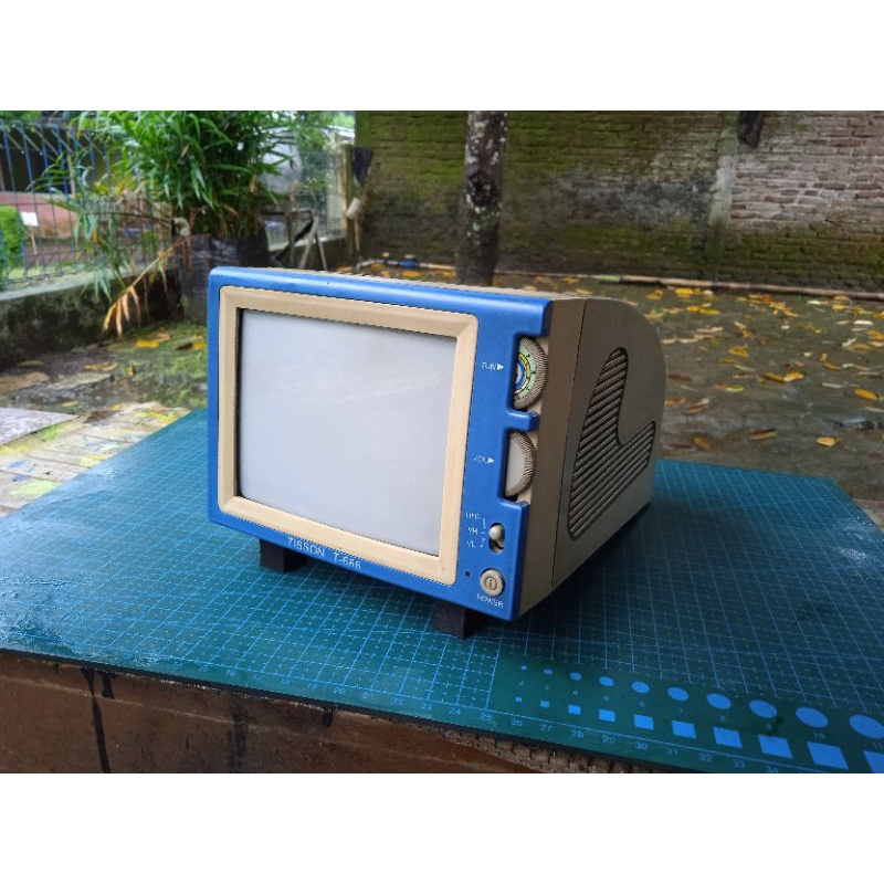 TV mini 5 inch kondisi nyala