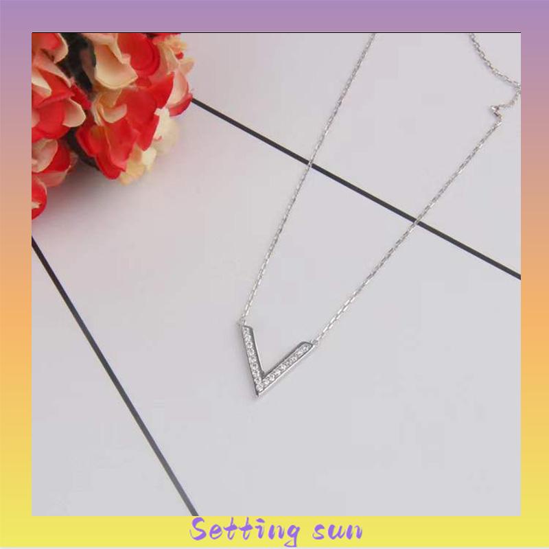 Liontin berbentuk huruf V Wanita Desain Niche Fashion Temperamen Kalung Mewah Ringan TN