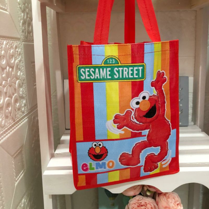 

Tas Tenteng Spunbond Full Sesame Street