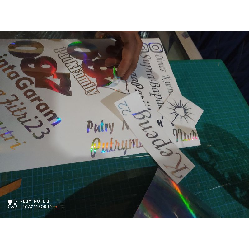

Cuting stiker nama IG hologram custem 5menit jadi