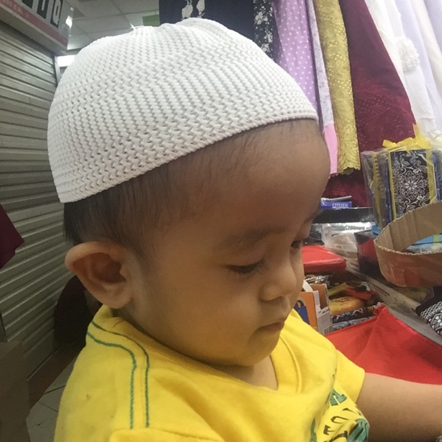 Peci rajut anak putih