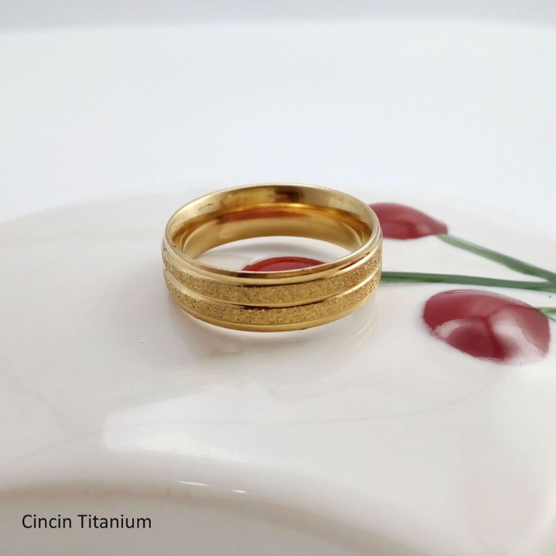 CINCIN TITANIUM STAINLESS STEEL PASIR EMAS BERGARIS ELEGAN CINCIN PRIA WANITA