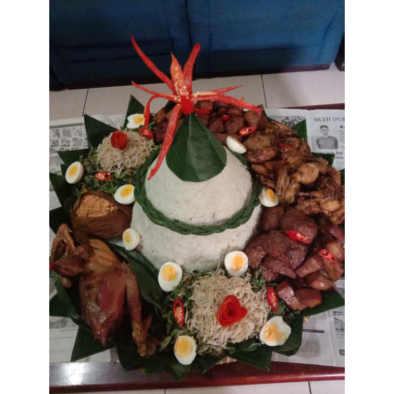 

Nasi tumpeng supeerrr kompliitt