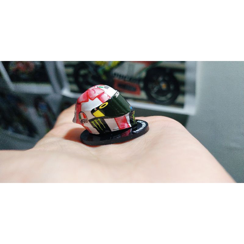 miniatur helm valentino rossi misano 2021 skala 1:12