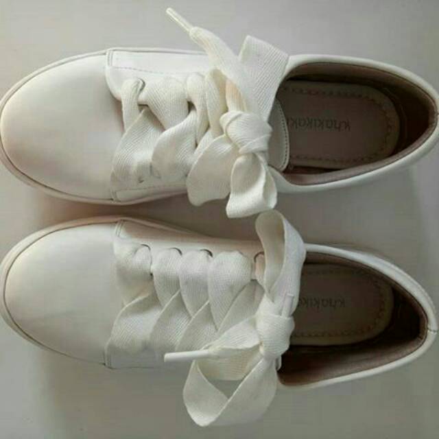 Sepatu sneakers wanita / sepatu brand khakikakiku / sepatu putih wanita / sepatu putih