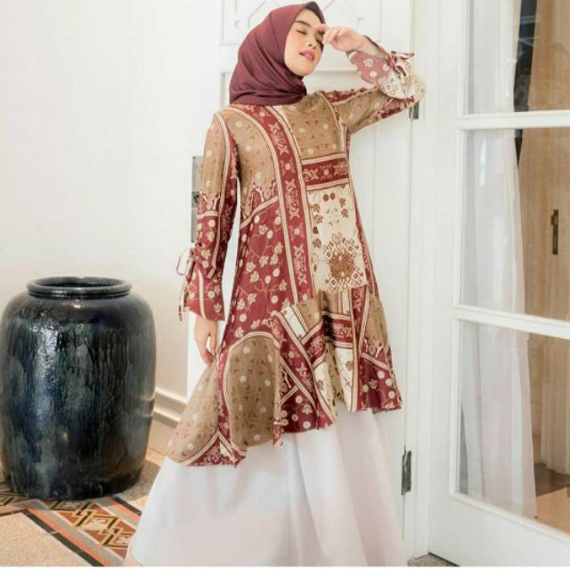 Lalita tunik wearing klamby