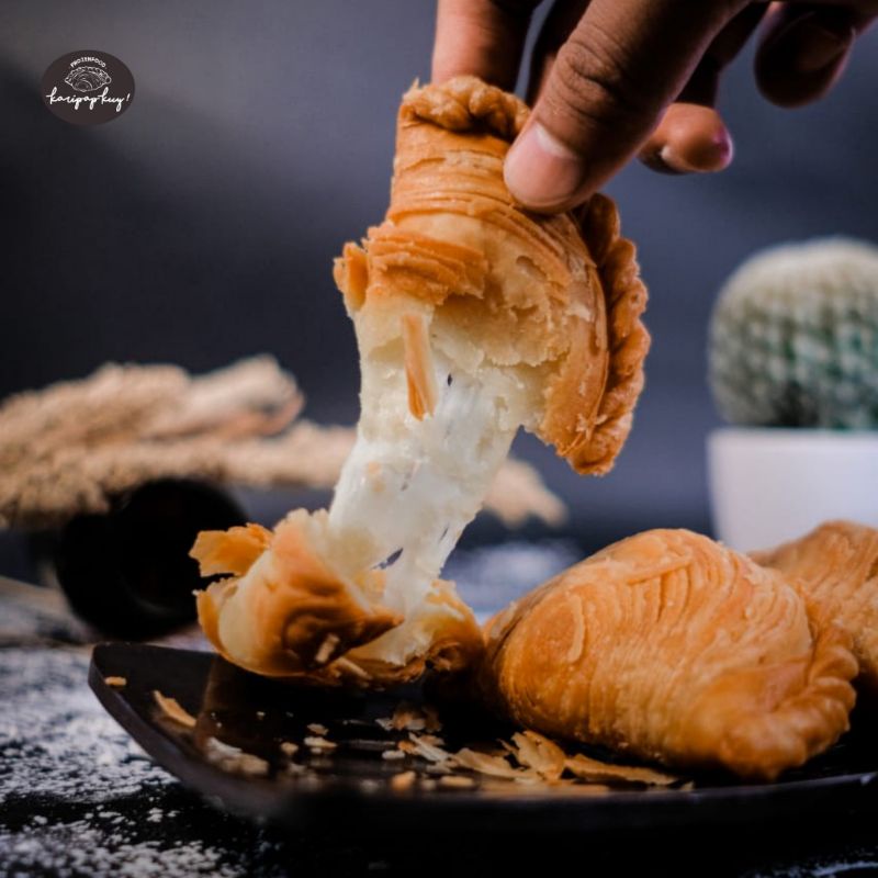 

Karipap / Currypuff Cheeselovers - Dessert by Neira