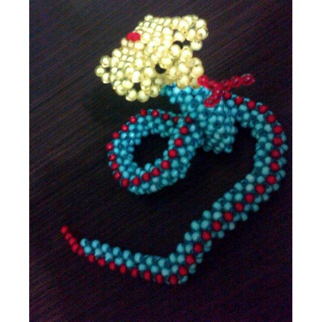 Miniatur ular cobra manik akrilik