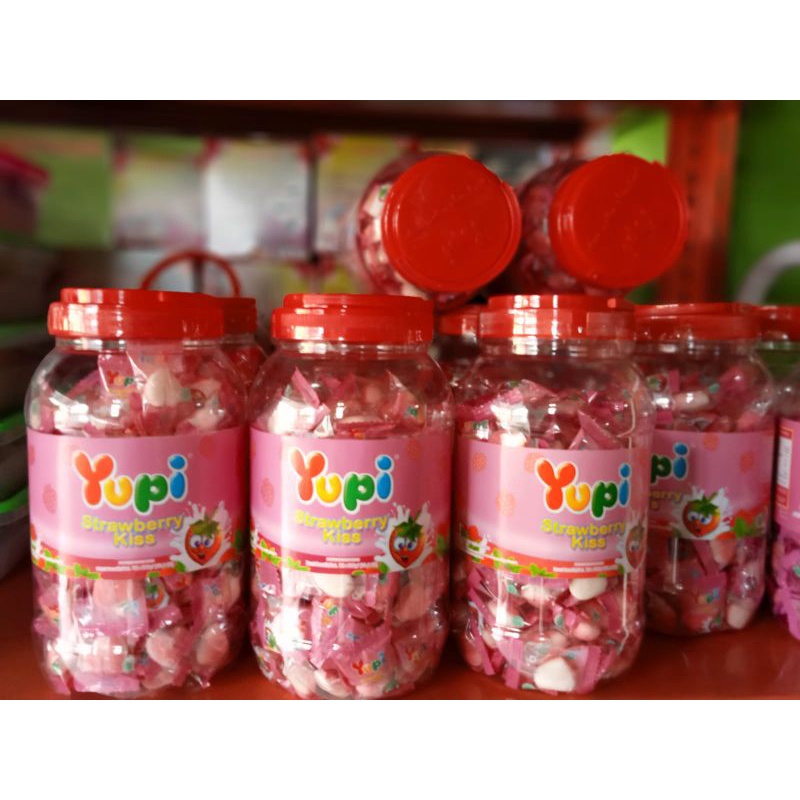 

yupi strawberry kiss jar 300gr