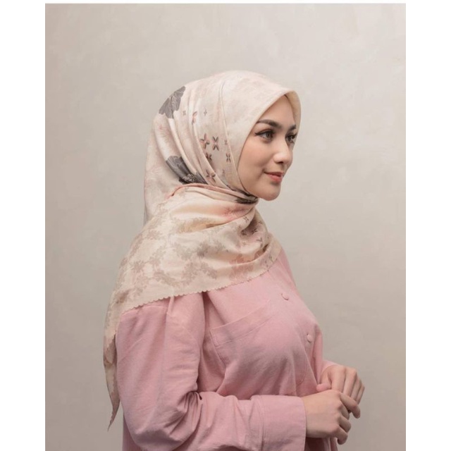 ulos scraf soil brown wearingklamby