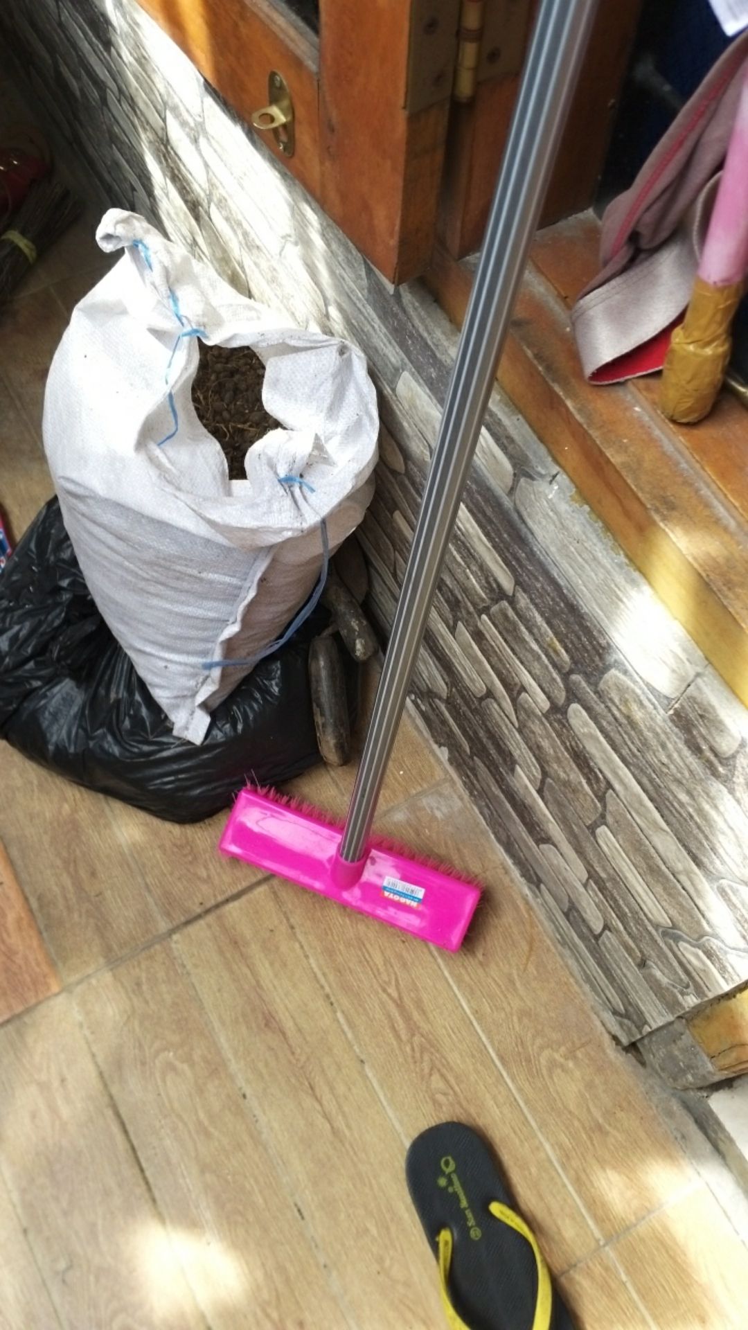 Nagoya - Sikat Lantai Dorong / Sikat Lantai Gagang Panjang