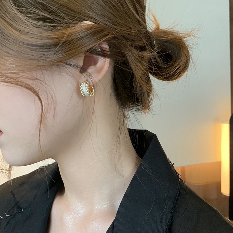 Anting Model Twist Gaya Retro Perancis