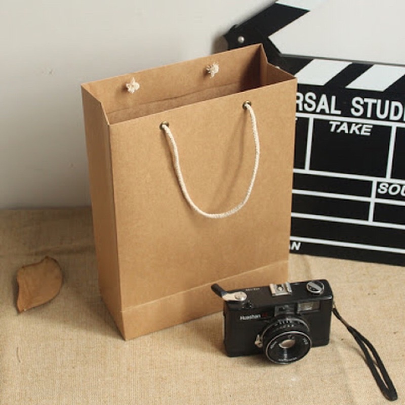 

PAPERBAG POLOS UKURAN FOLIO 25X10X35 / GOODIEBAG POLOS MINIMAL ORDER 12PCS KELIPATAN ORDER 12PCS