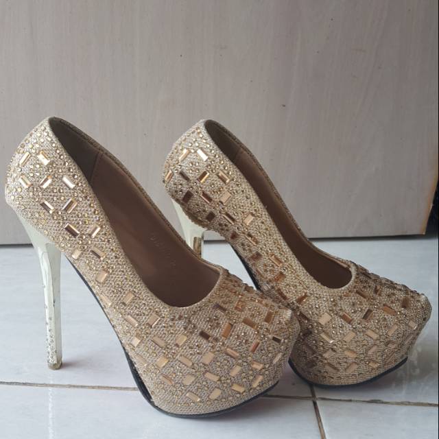 Sepatu high heels burberry