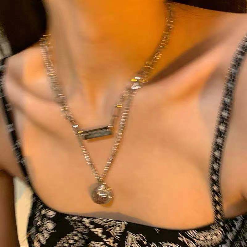 Potret ins gaya dingin double-layer baja titanium kalung wanita in hip hop niche desain kalung baru