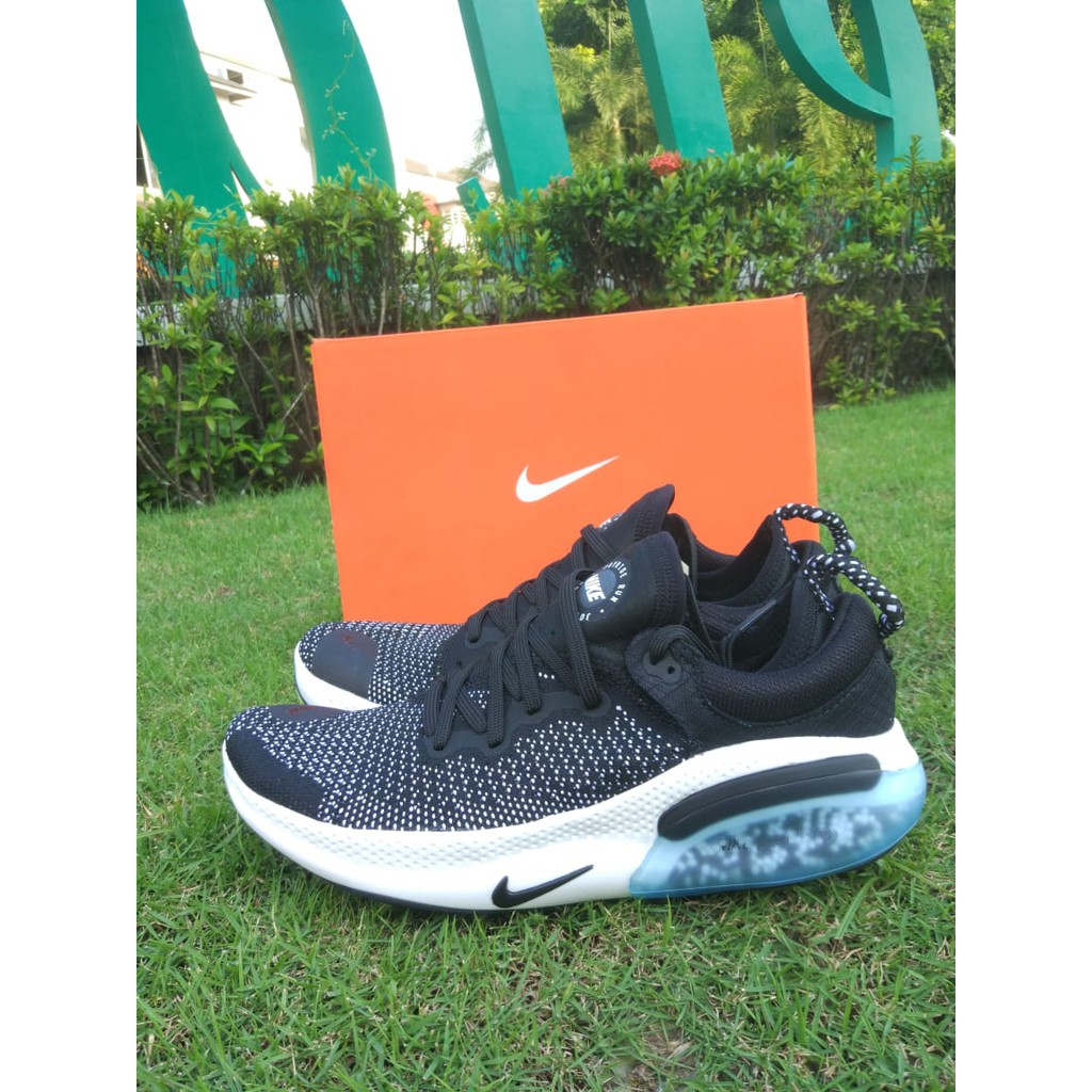 SEPATU RUNNNG LARI COWOK NIKE JOYRIDE RUN FK BLACK WHITE NOIR
