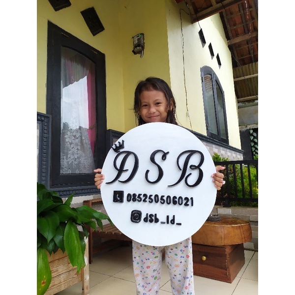 Hiasan dinding huruf kayu timbul bentuk lingkaran / Pajangan dinding nama anak toko atau logo