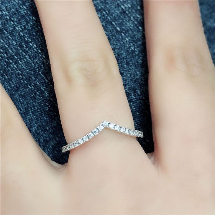 Cincin Sterling Silver 925 Bentuk V Hias Kristal Kubik Zirconia Mewah Berkilau Untuk Wanita