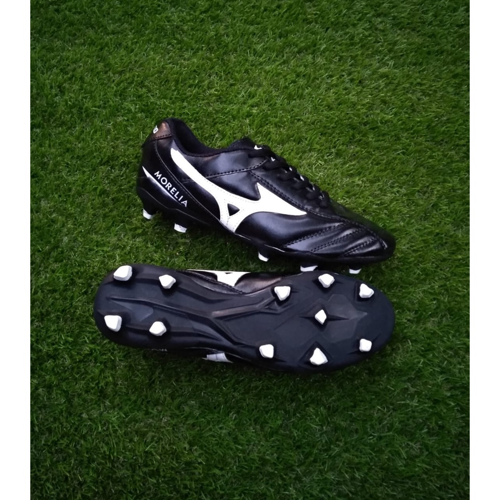 Sepatu bola Mizuno morelia