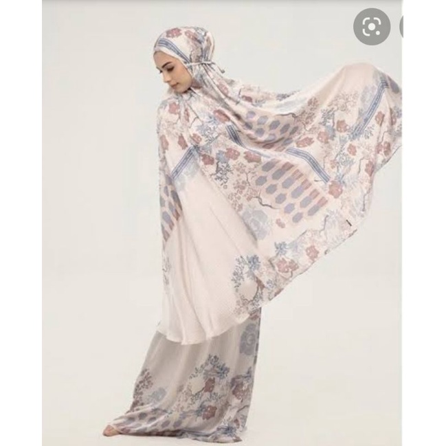 Mukena wearing klamby