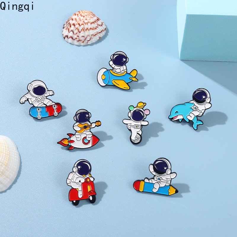 Bros Pin Enamel Desain Kartun Astronot Roket Menari Sing Gitar Untuk Aksesoris Tas Ransel Wanita