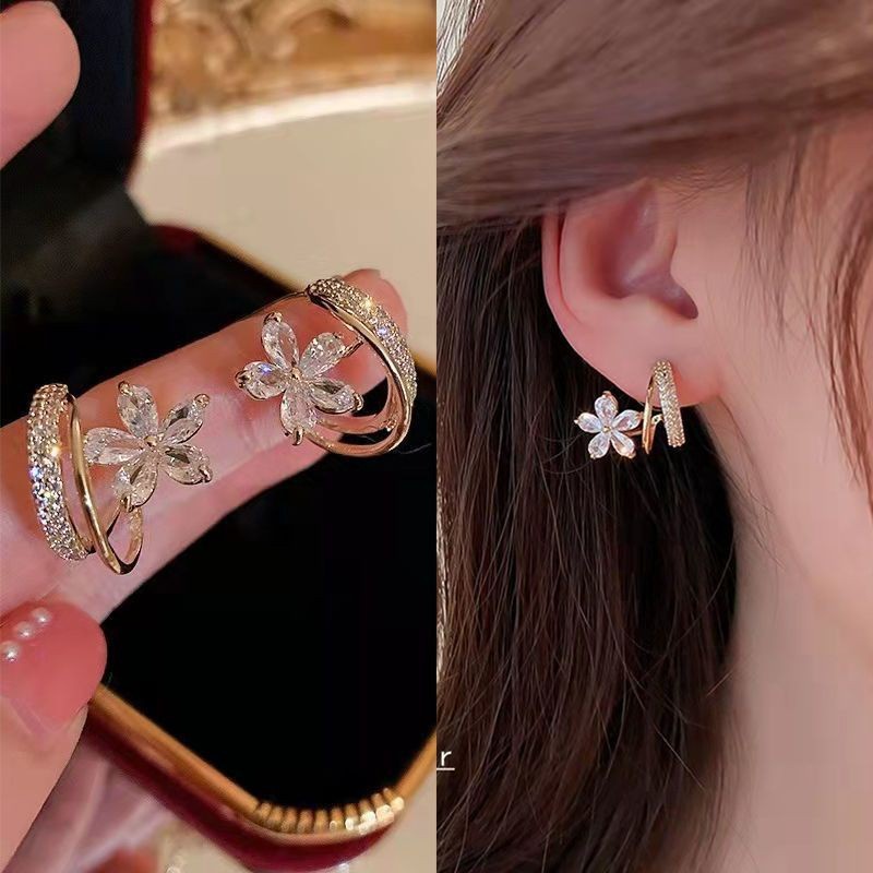 Anting Stud Desain Bunga Aksen Berlian Bahan 925 Silver Gaya Korea Untuk Wanita