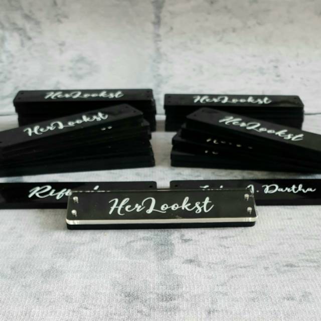 

Label Akrilik Hitam Solid & Lapisan Bening Proses Laser Cutting & Print