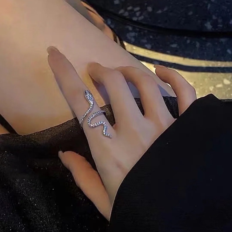 Cincin Model Terbuka Bentuk Ular Bahan Zircon Gaya Vintage Punk Untuk Pria Dan Wanita