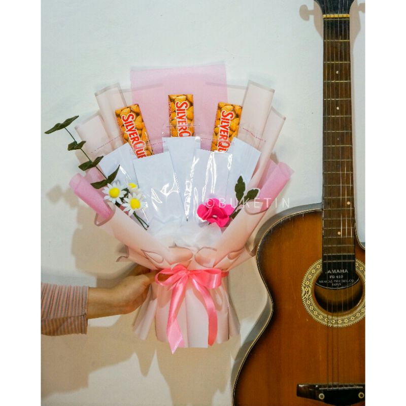 Buket uang 50ribu 4 lembar dan 3 cokelat silverqueen 62gram