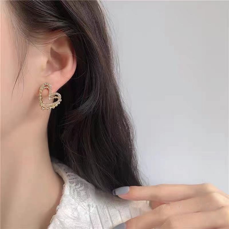 Anting Tusuk Motif Hati Simple Ala Korea Untuk Wanita