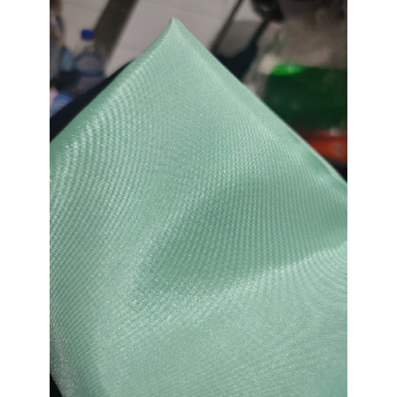 kain saten satin peles hijau mint light yard gulungan dekor dekorasi dalaman muda