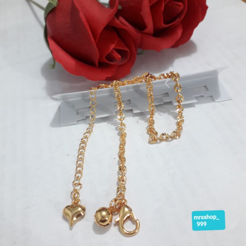 Gelang emas coin kaki Nuri.