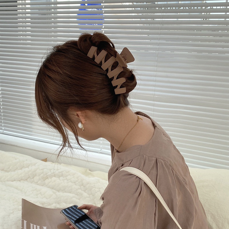 Jepit Rambut Bentuk Cakar Hiu Bahan Akrilik Warna Solid Gaya Korea Untuk Wanita